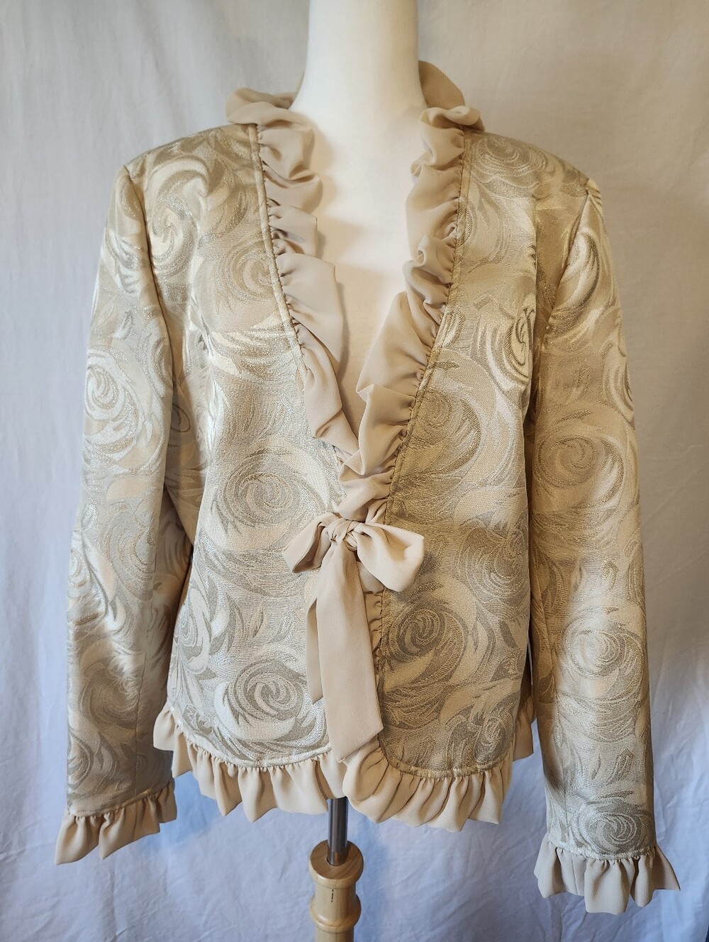 Tres You Ruffled Tie-Front Women's Jacket in Champagne